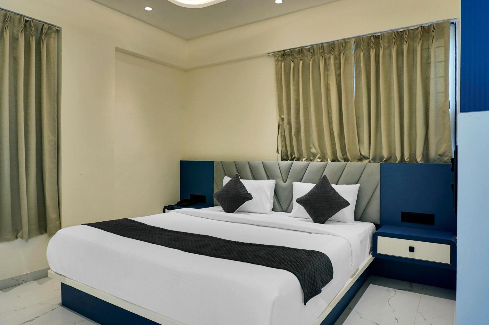 Palm Suites Baner- Indian Nationals Only Púna Exteriér fotografie