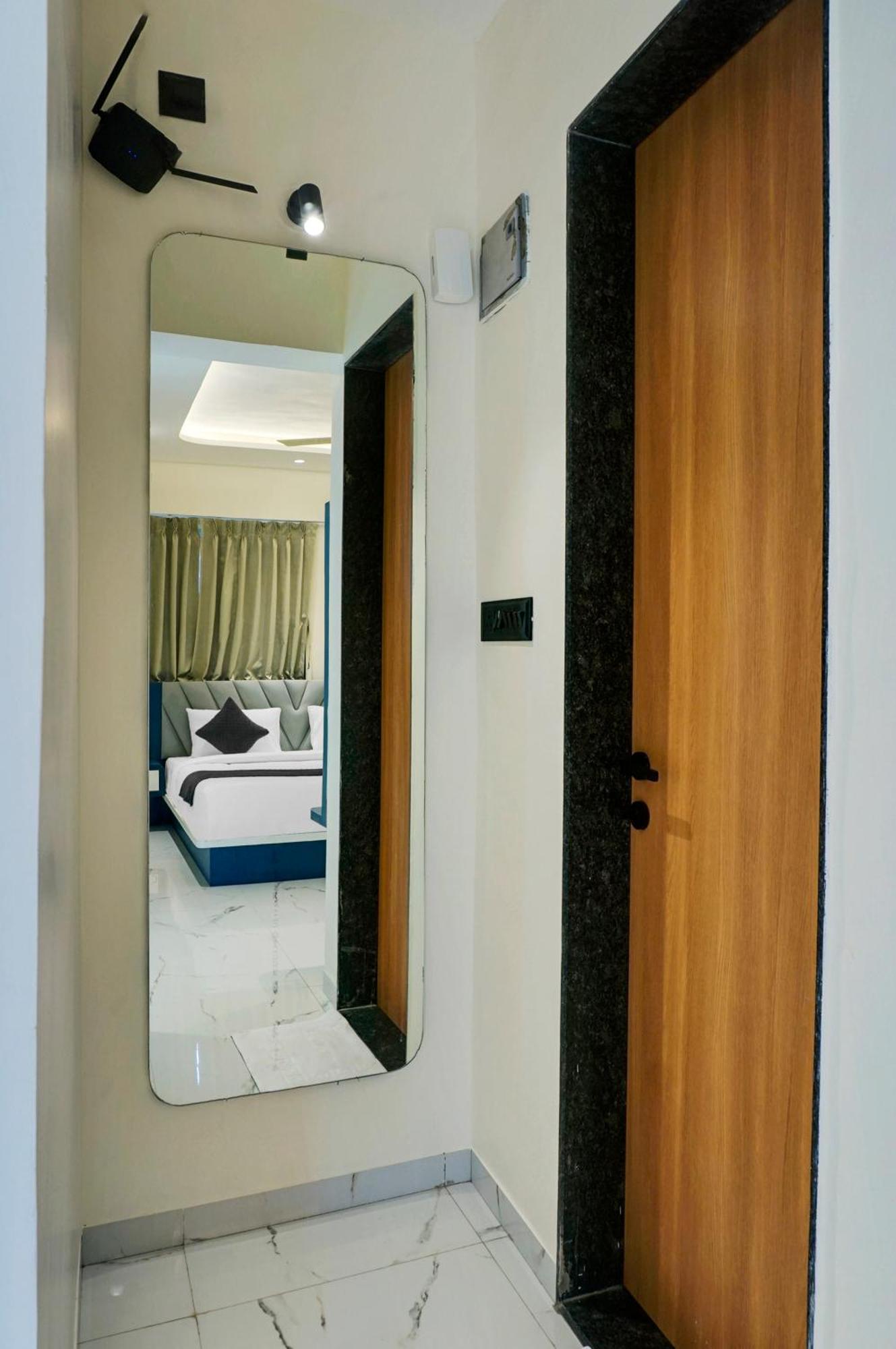 Palm Suites Baner- Indian Nationals Only Púna Exteriér fotografie