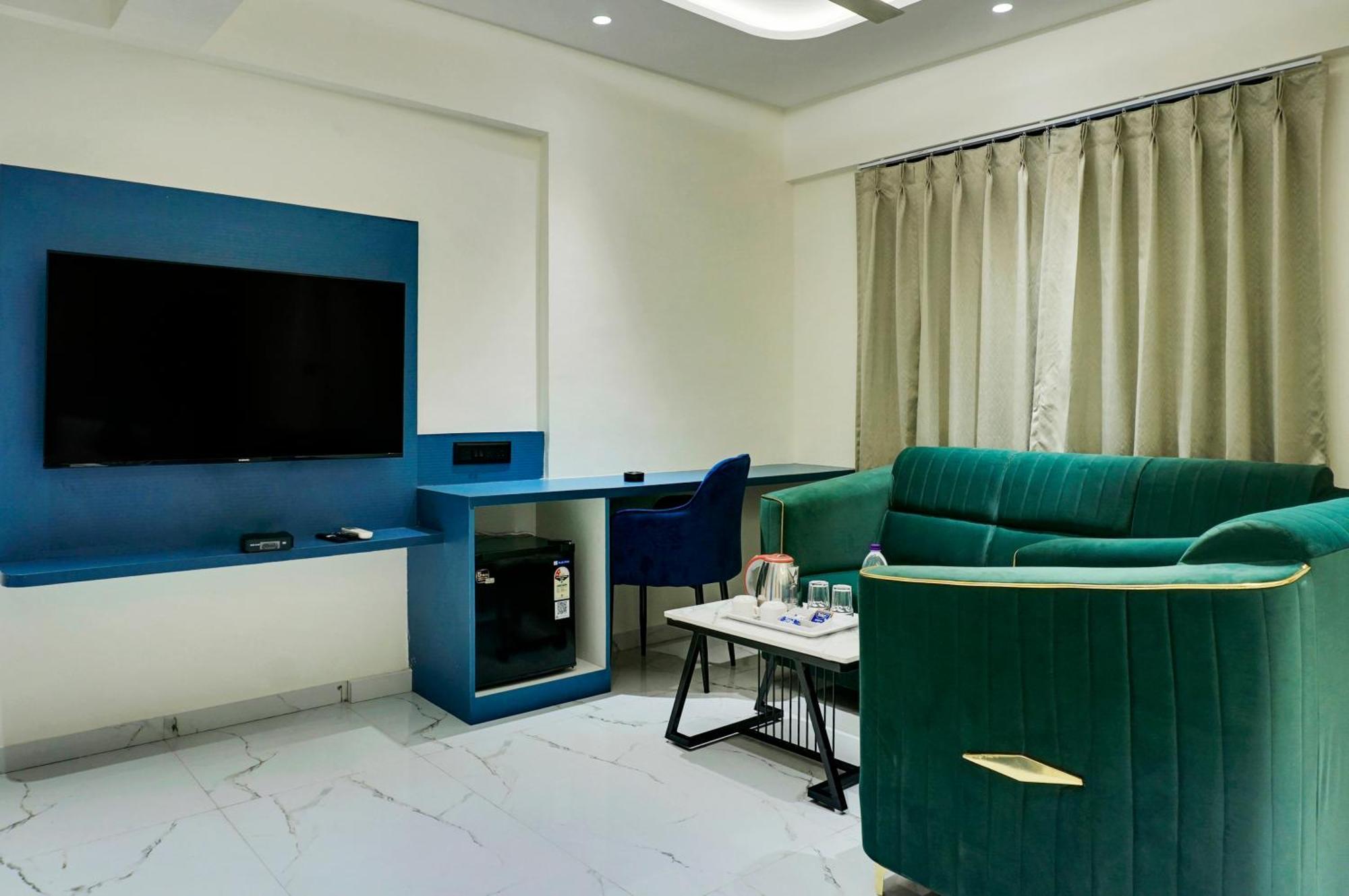 Palm Suites Baner- Indian Nationals Only Púna Exteriér fotografie
