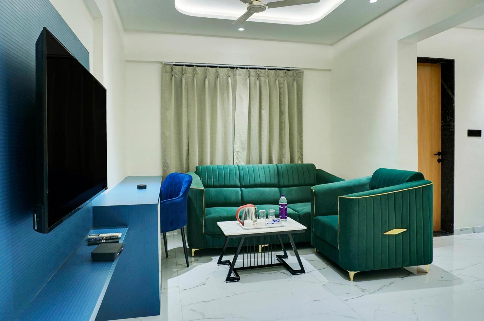 Palm Suites Baner- Indian Nationals Only Púna Exteriér fotografie